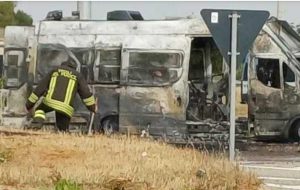 A fuoco furgoncino della polizia: era diretto a Brindisi per il G7