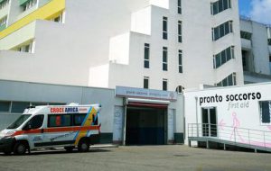 Due fratelli aggrediscono poliziotti al Pronto Soccorso: pretendevano di essere curati prima di tutti gli altri pazienti