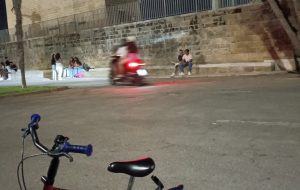 Pericolo presso il Monumento al Marinaio: Residenti in allarme per il continuo sfrecciare di moto