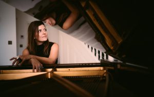 Piano Lab: Sabato 20 luglio concerto al tramonto di Melissa Parmenter nel bosco di Lamacoppa Piccola a Ostuni