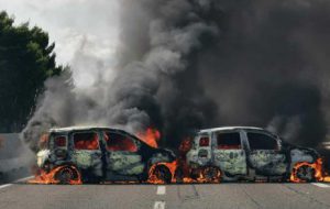 Scene da far west sulla S.S. Brindisi-Lecce: auto in fiamme e colpi di mitragliette per assaltare portavalori