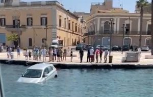 Auto caduta nel porto di Brindisi