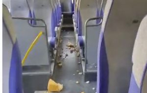 Teppisti in azione: vandalizzati due autobus utilizzati per i collegamenti con il litorale nord