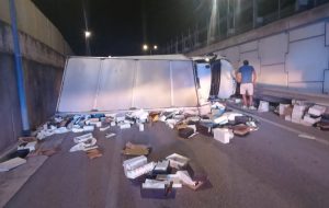 Incidente sulla SS7: Camion si ribalta allo svincolo per Sant’Elia, due feriti