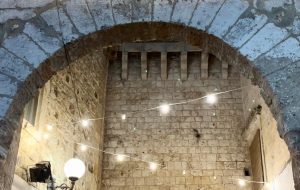 Luci e parole nel centro storico di Carovigno in memoria di Pinuccio Calò