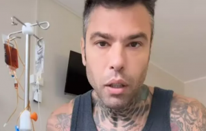 Fedez ringrazia lo staff del Perrino di Brindisi dopo la notte al Pronto Soccorso