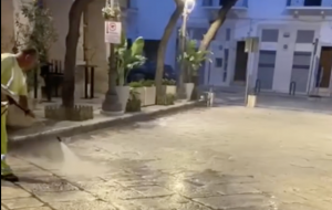 Lavaggio notturno di Piazza Ciaia e corsi principali di Fasano