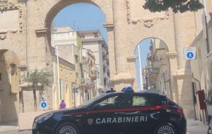 Spaccio di droga, rapina e porto abusivo d’armi: arrestate tre persone