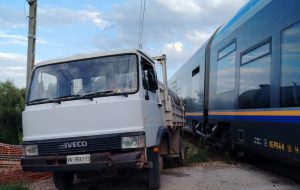 Treno regionale investe un furgoncino: panico a Cisternino