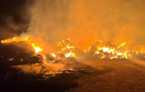 Spaventoso incendio di rotoballe alle spalle dell’ex base Usaf: vigili del fuoco a lavoro da oltre 10 ore