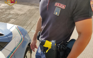 Minaccia persone e poliziotti con due coltelli alla mano: fermato con il taser ed arrestato