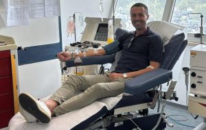 Solidarietà dal mondo del calcio: l’arbitro Di Bello e Mister Ragno donano sangue per i malati in cura al Perrino di Brindisi