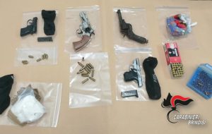 In casa pistole, munizioni, ordigni artigianali e cocaina: i Carabinieri arrestano un 47enne