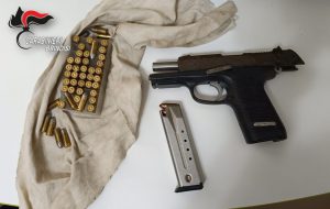 Nascondeva pallottole e pistola con matricola abrasa nella camera da letto dei figli: arrestato 33enne