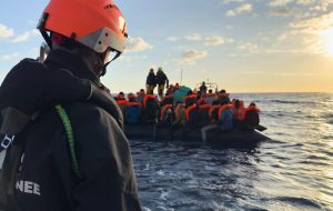 Brindisi, attracca la Ocean Viking dopo un salvataggio lungo e rischioso: a bordo 48 persone, tra cui 43 minori non accompagnati