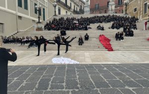 Toccante Flash Mob contro la violenza alle donne organizzato dal Liceo Classico Marzolla