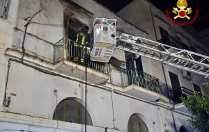 Nottata impegnativa per i Vigili del Fuoco di Brindisi: a fuoco appartamento in Via Osannato e tre auto in Via Romolo