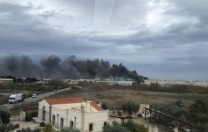 Incendio nella zona industriale di Brindisi: vigili del fuoco in azione