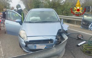 Auto sbanda e si incastra nel guardrail: miracolata giovane donna