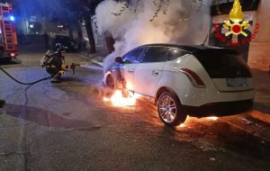 Auto a fuoco ad Oria. Si sospetta il dolo