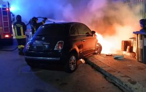 Notte movimentata a Brindisi: incendi di auto nei quartieri Perrino e Sant’Angelo