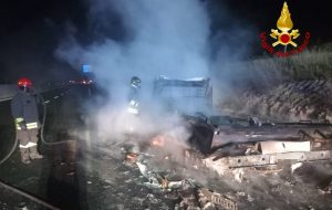 Incendio su SS 379: Vigili del Fuoco intervengono per furgone frigo in fiamme