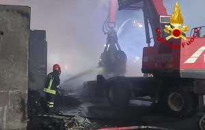 Seconda notte di lavoro per i Vigili del Fuoco nell’incendio alla zona industriale di Brindisi
