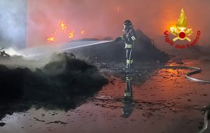 Opposizioni Brindisi: “Un plauso ai Vigili del Fuoco di Brindisi. Si ridiscuta del piano RIR per la previsione di un presidio in zona industriale”