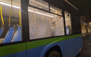 Ennesimo lancio di pietre contro autobus STP: a rischio passeggeri ed autista