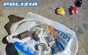 Pistola e droga in un anfratto di un condominio del quartiere Sant’Elia