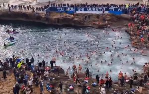 Tuffo di Capodanno 2025, al via la XV Edizione con testimonial Don Cosimo Schena