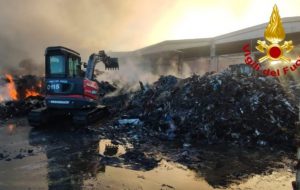 Incendio zona industriale: ultime operazioni di bonifica in corso