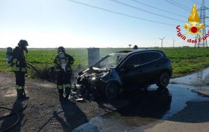 Auto in fiamme sulla SP43: intervento dei Vigili del Fuoco