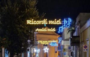Luminarie permanenti dedicate ad Al Bano Carrisi: ancora polemiche tra Sindaco Marra e Associazioni di Categoria