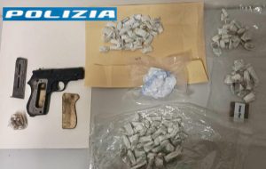 In casa 106 grammi di cocaina, 237 di hashish ed una pistola 7,65: 37enne arrestato dalla Polizia di Stato