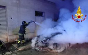 Brindisi, quartiere Commenda: ancora un incendio di auto nella notte
