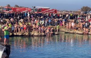 Tuffo di Capodanno Brindisi, 2025 da record: 535 iscritti e 4mila spettatori alla “Conca”