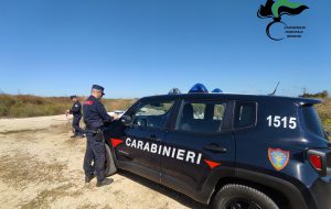 Scava all’interno di una lama carsica e vi interra rifiuti: intervengono i Forestali