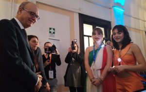 Il Ministro Valditara incantato dagli i-dress del Morvillo Falcone di Brindisi
