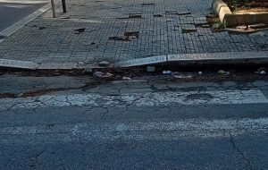 Io ve l’ho detto che il marciapiedi è pericoloso. Mo so fatti vostri. Arrangiatevi. Di Vincenzo Albano