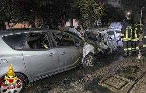 Brindisi, ennesimo incendio d’auto: due vetture distrutte in Largo Avogadro