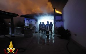 Incendio in un garage a Cellino San Marco: intervengono dei Vigili del Fuoco