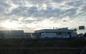 Lunghe code alla zona industriale di Brindisi per la mobilitazione dei lavoratori metalmeccanici