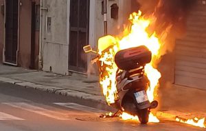 Moto a fuoco in pieno giorno in via De Carpentieri: ignote le cause, nessun danno a persone