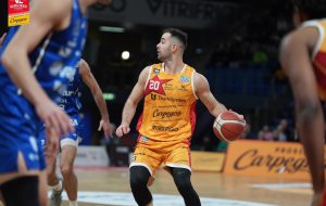 Brindisi insegue, rincorre e rimette in gioco la partita. Pesaro la vince nei minuti finali