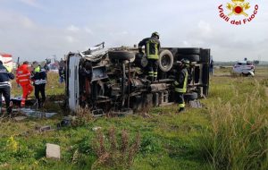 Terribile schianto alla rotatoria per la zona industriale di Brindisi: un morto e tre feriti