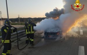 BMW prende fuoco in corsa sulla SS7: conducente illeso