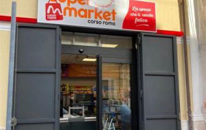 Tentata rapina al supermarket Corso Roma: uomo punta lama di 10 cm contro una commessa ma fugge a mani vuote