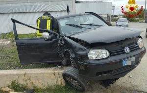 Auto fuori strada alla Zona Industriale: conducente intrappolato tra le lamiere