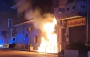 Attentato incendiario a San Vito dei Normanni: fiamme nel negozio “Punto Luce”